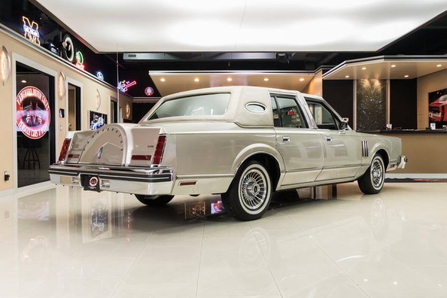  Lincoln Continental Mark VI Sedan 1980 года  (фото 6 из 111)